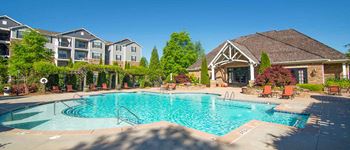 Swimming pool with tanning ledge